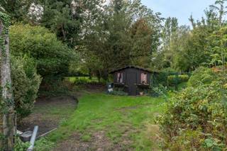 <strong>Vernieuwbouwwoning (2026) met 3 slpk op perceel van 306 m²</strong><br /><br /><strong>Gunstig gelegen</strong> op rustige ligging nabij het centrum. Vlakbij scholen, winkels, openbaar vervoer en met een vlotte bereikbaarheid naar de Ring en autostrade E 34 Anwerpen - Eindhoven.<br /><br />Deze <strong>volledig vernieuwde (2026)</strong> woning werd <strong>energiezuinig en zeer degelijk verbouwd</strong> tot een gezellige en instapklare stadswoning die voldoet aan alle hedendaagse normen. <strong>Met achteringang via de tuin!</strong><br /><br />Zij bestaat uit een lichte inkomhal met vestiairehoek en gastentoilet. Deze geeft via een mooie glazen deur toegang naar de open keuken en lichte leefruimte. De keuken werd ingericht met een inductievuur, dampkap, combi-oven, koelkast met vriesvak en heel wat kastruimte en een groot werkblad. De leefruimte is heel licht door de grote raampartij achteraan met open zicht op de tuin en de lichtkoepel. Hier geniet men tevens van een aangename vloerverwarming. Aansluitend aan de keuken een aparte berging/wasplaats.<br />Op de eerste verdieping treft men een ruime slaapkamer met rechtstreekse toegang naar de badkamer die werd ingericht met bad én douche en dubbele wastafel en een toilet. Ook hier geniet men van veel natuurlijke lichtinval. Op de tweede verdieping vinden we twee toffe lichte slaapkamers. Deze kunnen eveneens gebruik maken van de badkamer door een tweede deur die in de nachthal uitkomt. Verder nog een praktische en droge voorraadkelder.<br /><br />De gezellige tuin op het zuiden springt breder uit en geeft toegang via een <strong>handige achteringang </strong>waar men eveneens een aparte ondergrondse staanplaats en berging kan bij aankopen, voor 27.000 euro tesamen. <br /><br /><strong>Door de doorgedreven isolatie, vloerverwarming, nieuwe ketel enz komen we tot een energiezuinige woning.</strong><br /><strong>De elektriciteit is goedgekeurd tem 2051. De woning is asbestveilig. EPB in aanvraag. Verkoop onder registratie.</strong>