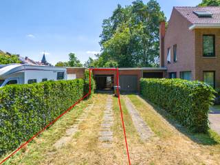 Nabij de "Brusselse bossen" vinden we deze woning met drie slaapkamers en vele mogelijkheden. <br /><br />gelijkvloers: Inkomhal met aparte toilet, een living met hout haard, een keuken met aanpalende ruimte en cv-/bergruimte. <br /><br />verdiep: 3 slaapkamers (17m² - 13.6m² - 8.5m²) en een badkamer. <br />De zolderruimte (niet meegerekend in de bewoonbare oppervlakte van 133m²) van circa 45m² is heden bereikbaar met een vlizotrap echter biedt deze vele (uitbreiding) mogelijkheden. <br /><br />Op het perceel bevindt zich een garagebox dewelke via de tuin en de naast gelegen straat (Max Hermanlei) toegankelijk is. Voor de garage eveneens veel parkingmogelijkheden.