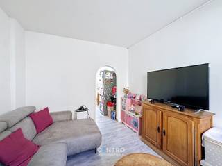 Leuke starterswoning met 3 à 4 slaapkamers én leuk terrasje en in het hartje van Blankenberge.<br /><br /><span><span><span><span><span><span><span><span><span><span><span><span><span><span>In een aangename straat, op wandelafstand van het centrum, winkels, openbaar vervoer en de Zeedijk, bevindt zich deze starterswoning met een interessante ligging in Blankenberge.</span></span></span></span></span></span></span></span></span></span></span></span></span></span><br /><span><span><span><span><span><span><span><span><span><span><span><span><span><span>Bij het betreden van de woning komt u terecht in een aangename leefruimte met aansluitend de keuken, de badkamer en het terras. </span></span></span></span></span></span></span></span></span></span></span></span></span></span><br /><span><span><span><span><span><span><span><span><span><span><span><span><span><span>Op de verdiepingen beschikt de woning over </span><span>3 à 4 volwaardige slaapkamers</span><span>, waardoor ze perfect geschikt is voor een gezin, een thuiswerkruimte of een extra hobby- of logeerkamer.</span></span></span></span></span></span></span></span></span></span></span></span></span></span><br /><span><span><span><span><span><span><span><span><span><span><span><span><span><span>Met een energielabel C</span><span> voldoet de woning aan de huidige energienormen, waardoor er geen renovatieverplichting van toepassing is.</span></span></span></span></span></span></span></span></span></span></span></span></span></span><br /><span><span><span><span><span><span><span><span><span><span><span><span><span><span>Deze eigendom vormt de ideale combinatie van een centrale ligging en een aangename buitenruimte, en is zowel geschikt als gezinswoning, tweede verblijf of opbrengsteigendom.<br /><br /><strong>INDELING:<br /><u><em>Gelijkvloers:</em></u></strong><br />Inkomhal - living (met zithoek en eetplaats) - keuken (O.a. met gasfornuis, dampkap, dubbele spoelbak, oven en vaatwasmachine) - badkamer (O.a. met lavabo, toilet, ligbad met geïntegreerde douche en voorzieningen voor wasmachine en droger) - leuk terrasje.<br /><br /><em><u><strong>Eerste verdieping:</strong></u></em><br />Nachthal - 2 ruime slaapkamers.<br /><br /><u><em><strong>Derde verdieping:</strong></em></u><br />Hal - 3de slaapkamer - 4de slaapkamer (Wordt momenteel gebruikt als berging).</span></span></span></span></span></span></span></span></span></span></span></span></span></span><br /><br /><u><span><span><span><span><span><span><span><span><span><span><span><span><span><span><strong>Opmerkingen:</strong></span></span></span></span></span></span></span></span></span></span></span></span></span></span></u><br />- Mobiscore: 9/10!<br />- Asbestveilige woning.<br /><span><span><span><span><span><span><span><span><span><span><span><span><span><span><span>- 3 à 4 volwaardige slaapkamers</span></span></span></span></span></span></span></span></span></span></span></span></span></span></span><br /><span><span><span><span><span><span><span><span><span><span><span><span><span><span><span>- Energielabel C (geen renovatieverplichting).</span></span></span></span></span></span></span></span></span></span></span></span></span></span></span><br />- Op wandelafstand van winkels, scholen en het openbaar vervoer.<br /><br /><span><span><span><span><span><span><span><span><span><span><span><span><span><span><span>Geschikt als gezinswoning, tweede verblijf of investering. A</span></span></span></span></span></span></span></span></span></span></span></span></span></span></span><span><span><span><span><span><span><span><span><span><span><span><span><span><span>arzel zeker niet om ons te contacteren voor een bezoek ter plaatse: 050/70.01.02 - info@centro.be.</span></span></span></span></span></span></span></span></span></span></span></span></span></span>