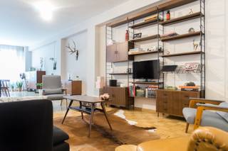 Zeer ruim en instapklaar appartement op goede ligging centrum Antwerpen aan de heraangelegde Leien.Indeling:inkom, grote leefruimte op prachtige...