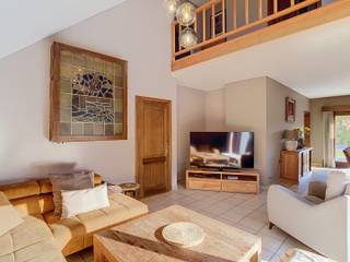 <p>Imaginez : rentrer chez vous dans une spacieuse villa située à la Wijgmaalsesteenweg à Haacht, où habiter procure immédiatement une sensation agréable. Cette maison clé sur porte combine une répartition pratique des espaces avec une belle dose de vie en extérieur, formant ainsi la base idéale pour qui recherche confort et espace sans compromis.</p><p>Avec une surface habitable de pas moins de 230 m², cette habitation offre de la place pour toute la famille. Vous y trouverez trois chambres à part entière et deux salles de bains entièrement équipées, parfait pour qui apprécie un peu plus d'intimité et de flexibilité. La cuisine est équipée de tous les appareils nécessaires, dont un lave-vaisselle, un four, une plaque de cuisson et un réfrigérateur, de sorte que vous pouvez immédiatement y exprimer vos talents culinaires. Le chauffage central au mazout, avec chauffage par air pulsé, assure une température agréable dans toute la maison.</p><p>À l'extérieur, une agréable surprise vous attend : outre un jardin et une terrasse pour profiter des journées ensoleillées, cette habitation dispose également d'une piscine, l'endroit idéal pour se rafraîchir pendant les mois d'été. Un garage et des places de parking supplémentaires complètent le tableau, de sorte que l'aspect pratique de l'habitat est également parfaitement réglé. La maison est prête à l'emploi, avec un label PEB C (284 kWh/m²), et ne nécessite donc aucun travaux supplémentaires avant de vous y sentir totalement chez vous.</p><p>La situation à Haacht est un atout en soi : commerces, écoles, un centre sportif et les transports en commun se trouvent tous à proximité, tandis que la gare et les axes routiers sont également facilement accessibles. Vous combinez ainsi la tranquillité d'une maison familiale avec l'accessibilité d'un emplacement central.</p><p>Curieux de savoir si cette maison deviendra votre nouveau chez-vous ? Contactez notre agence et planifiez rapidement une visite. Cette maison est disponible à partir du 15 janvier 2027.</p>