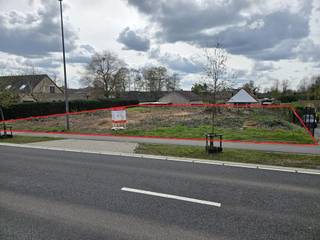 Bent u op zoek naar een uitzonderlijk breed perceel voor uw droomwoning? Deze prachtige open bouwgrond gelegen langs de Geelsebaan in Tessenderlo biedt een combinatie van ruimte, zichtbaarheid en oriëntatie.<br /><br />Kenmerken van het perceel:<br /><br />Zichtlocatie<br />Perceeloppervlakte: 10,39 are (1.039 m²)<br />Straatbreedte: 28,87 meter<br />Mogelijke bouwbreedte: 18,87 meter<br />Bestemming: Open bebouwing<br />Oriëntatie tuin: Zuidwest (ZW) – geniet de hele dag van de zon<br /><br />Uitzonderlijk brede bouwmogelijkheden<br />Ideaal voor een moderne villa of landelijke woning<br />Zuidwest georiënteerde tuin voor optimale lichtinval <br />Goede verbinding naar omliggende gemeenten en voorzieningen<br /><br />Contact: Sven Kumpen<br />svenkumpen@gmail.com<br />+324 74 74 46 07