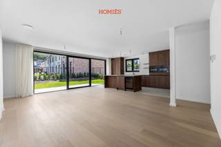 Wij stellen u graag dit uitzonderlijk ruime appartement voor, waar hedendaags wooncomfort en een hoogwaardige afwerking centraal staan. Via de privatieve inkomhal komt u terecht in de lichtrijke leefruimte met open keuken, die dankzij kwalitatieve materialen en ingemaakte maatkasten een stijlvolle, tijdloze uitstraling geniet. Met een bewoonbare oppervlakte van 145 m² biedt deze woonst bijzonder veel ruimte. De drie volwaardige slaapkamers bieden tal van mogelijkheden en maken het appartement ideaal voor gezinnen, thuiswerk of wie extra logeerruimte wenst. Daarnaast beschikt de woning over twee smaakvol ingerichte badkamers, afgewerkt met oog voor comfort en functionaliteit. Ook op technisch vlak werd niets aan het toeval overgelaten. Vloerverwarming, een warmtepomp, ventilatiesysteem type D en zonnepanelen zorgen voor een aangenaam binnenklimaat en een energiezuinig karakter. Buiten geniet u van een terras en een privatief tuintje, waar het heerlijk vertoeven is. Bovendien beschikt het appartement over een carport en parkeergelegenheid voor twee wagens. De ligging vormt een extra troef: winkels, scholen en openbaar vervoer bevinden zich in de onmiddellijke omgeving, terwijl u dankzij de vlotte verbinding met de E314 snel alle belangrijke invalswegen bereikt. Kortom, een instapklare en bijzonder ruime woonst die kwaliteit, comfort en bereikbaarheid perfect combineert. Interesse? Contacteer ons via info@homies.be of 016 22 82 22.