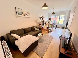 Dit goed gelegen vergunde opbrengsteigendom in de bruisende Kievitwijk bestaat uit 4 (2 slpk) appartementen en een magazijn op het glvl. Voor het magazijn werd ook een goedgekeurde bouwaanvraag bekomen voor deze unit om te vormen naar een appartement. Het pand werd volledig gerenoveerd in 2019, op het glvl na. De bovenliggende appten werden volledig onder handen genomen. <br /><br />De appten zijn voorzien van;<br />- individuele meters voor zowel water, gas als elektriciteit,<br />- nieuwe ramen met dubbele beglazing,<br />- dak en achtergevel zijn geïsoleerd, <br />- nieuwe vloeren, kkn, badk en wc,<br />-... <br /><br />De grote troeven hier zijn;<br />- goede ligging in de bruisende Kievitwijk en Mediaplein,<br />- openbaarvervoer en station op wandelafstand,<br />- alsook scholen en winkels,<br />- op een boogscheut van het stadspark en het centrum van Antwerpen,<br />- de appten zijn allemaal vergund en verhuurd.<br /><br />Is dit vergunde opbrengsteigendom iets voor u? Neem dan snel contact op met ons kantoor voor een afspraak. +32 3 227 58 58