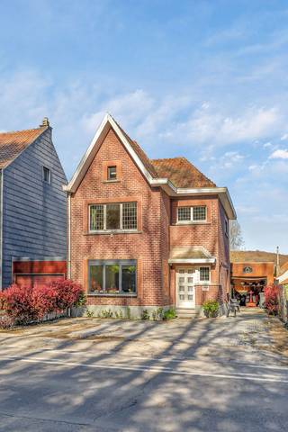 <p>Voor een bezoek bel 054/69 39 36 - Op een strategische uitvalsbasis nabij Ninove bevindt zich deze <strong>verder af te werken woning met veel potentieel</strong>. Het centrum van Ninove bereikt u op slechts 5 minuten rijden, terwijl de woning gelegen is langs de verbindingsweg richting Halle en Brussel, wat zorgt voor een <strong>vlotte bereikbaarheid</strong>. De woning werd reeds deels gerenoveerd en is <strong>momenteel instapklaar</strong>, maar biedt nog tal van mogelijkheden om verder te moderniseren en energetisch te optimaliseren naar de hedendaagse normen. Het gelijkvloers omvat een inkomhal, een ruime en lichtrijke living met salon en eetplaats, een bureau (ideaal voor thuiswerk), een leefkeuken, een berging/wasplaats, een apart toilet en een garage. Op de eerste verdieping bevinden zich een nachthal, een badkamer en <strong>twee slaapkamers</strong>. Via een vaste trap bereikt men het <strong>zolderverdiep, waar nog twee extra kamers kunnen ingericht worden</strong>. Verder beschikt de woning over een ruime oprit en een onderhoudsvriendelijke betegelde voortuin. CV op stookolie - Buitenschrijnwerk in hout met enkele beglazing en aluminium met dubbele beglazing - Dak met pannen - <strong>Elektriciteit conform</strong>.</p>