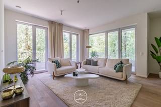 <strong>Op onze website staat slechts een klein deel van het aanbod in project “Bloei”. Contacteer ons vrijblijvend voor een overzicht van alle beschikbare entiteiten van “Bloei en voor een bezoek aan het kijkappartement.<br /><br /><span>De laatste vier appartementen van </span>Bloei<span> Fase 1 worden in 2025 opgeleverd en zullen bij akte instapklaar zijn. Dit betekent dat de nieuwe bewoners meteen kunnen genieten van hun nieuwe thuis, zonder verdere verbouwingen of renovaties.<br /><br />Bloei Fase 2 zal in de tweede helft van 2026 opgeleverd worden.<br /></span><br /></strong>“Bloei” staat voor groen, bereikbaarheid en betaalbaarheid in Gent, met de natuur als rode draad er doorheen lopend, gelegen tussen een nieuw aan te leggen duurzaam park en een bestaand bos.<br /><br />“Bloei” wordt opgetrokken tussen Gent-Sint-Pieters, “The Loop” en het AZ Maria Middelares. De stad Gent zal in dit projectgebied de komende jaren investeren om een nieuw en levendig stadsdeel te creëren.<br /><br /><strong>Het Project<br /><br /></strong>Het woonproject Bloei, verdeeld over verschillende gebouwen langs het Vossenbos, bestaat uit een mix van 1, 2, 3 en 4 slaapkamer appartementen allen voorzien van een ruim terras.<br /><br />Grote raampartijen van Bloei trekken het licht naar binnen, terwijl je geniet van een open zicht op het park of het bos, met behoud aan privacy. De appartementen van Bloei zijn praktisch ingedeeld zodat je alle ruimtes optimaal kan benutten en inrichten volgens jouw eigen stijl en wensen. Dankzij een stijlvolle en kwalitatieve afwerking hebben de woonunits van Bloei een knappe uitstraling. In fase 2 bieden we u gebouw Marjolein (4) en gebouw Steenanjer (5) aan.<br /><br /><strong>Duurzaamheid<br /><br /></strong>Alle wooneenheden van Bloei zijn bijna energieneutraal (BEN) en voldoen volledig aan de strengere eisen rond energieverbruik. Zo wordt er onder andere gebruik gemaakt van zonnepanelen en warmtepompen. Ook het aan te leggen park van Bloei staat in het teken van biodiversiteit.<br /><br />Optimaal ingerichte appartementen met ruime terrassen, een veilige leefomgeving en meerdere ontmoetingsplekken zorgen ervoor dat zowel jong als oud zich thuis voelen in “Bloei”.<br /><br /><strong>Ligging<br /><br /></strong>Met een mobiscore van 8,9/10 is “Bloei” perfect gelegen nabij het station Gent-Sint-Pieters, de belangrijkste invalswegen van en naar Gent. Het centrum van Gent - met al haar winkels, culturele sites en gezellige restaurants - is vlot bereikbaar met de fiets en het openbaar vervoer. Ook met de fiets bereik je Bloei vlot dankzij de meerdere fietsroutes.<br /><br />Een mooie nieuw appartement of een slimme investering? “Bloei” heeft het allemaal!<br /><br />Vaste en geen herzienbare prijs.<br /><br />Maak nu uw afspraak met Anthony op 0488/14 62 77 voor uitgebreide informatie.