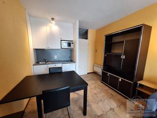 Deze knusse studio ligt op een steenworp van het strand. De studio is gemeubeld en voorzien van een o.a. een slaapzetel, een combi...