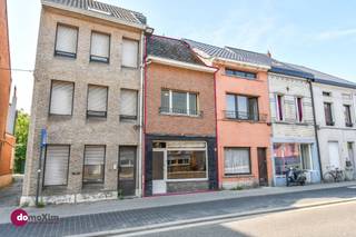 <p><span>Te renoveren stadswoning met zuid-gerichte tuin en garage</span></p><p><span> </span></p><p><span>Aan de stadsrand, op wandelafstand van het centrum van Mechelen, bevindt zich deze te renoveren rijwoning. Het pand, dat vroeger als handelspand werd gebruikt, biedt heel wat mogelijkheden voor wie op zoek is naar een renovatieproject.</span></p><p><span> </span></p><p><span>De woning beschikt over een compacte oppervlakte en gevelbreedte, maar onderscheidt zich door haar praktische buitenruimte. Voorraan de woning is het vroegere handelspand, met achteraan een leefruimte met keuken & badkamer. Verder heb je een zuid-gerichte tuin, waar je gedurende een groot deel van de dag van de zon kunt genieten. Een belangrijke troef is de afzonderlijke garage van circa 20 m², voorzien van elektriciteit. Deze ruimte is via een erfdienstbaarheid rechtstreeks bereikbaar vanaf de Nekkerspoelstraat. </span></p><p><span> </span></p><p><span>Dankzij de ligging nabij het centrum van Mechelen, winkels, scholen, het station en het openbaar vervoer geniet de woning van een uitstekende bereikbaarheid en een zeer hoge mobiliteitsscore.</span></p><p><span> </span></p><p><span>Deze eigendom vormt een interessante opportuniteit voor renovatie of, mits het verkrijgen van de nodige vergunningen en het voldoen aan de geldende voorwaarden, sloop en heropbouw. Een woning met potentieel voor wie centraal wil wonen en op zoek is naar een zuid-gerichte tuin, extra bergruimte en een praktische toegang achteraan.</span></p><p><span> </span></p><p><span>Interesse in een bezoek? Contacteer ons vandaag nog!</span></p><p><span> </span></p><p><span>015 20 36 00 - info@domoxim.be</span></p><p><span> </span></p><p><span>domoXim. Waar dromen thuis komen!</span></p><p><span> </span></p><p><span>Ook benieuwd naar de waarde van je </span><span>eigen</span><span> woning? Wij geven je graag advies.</span></p>