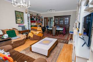 Gelijkvloers appartement met tuin. Verrassend ruim, aangenaam en in goede staat. Residentieel gelegen binnen de stadsring, nabij winkels, scholen, openbaar vervoer, invalswegen en station. Praktische indeling met centrale hall inclusief vestiairekast, grote living, ingerichte keuken met toegang tot de zonnige tuin van 65 m2, ruime slaapkamer (ca 18 m2), badkamer met ligbad, en toilet. Inclusief kelderberging.