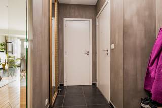 <p>Ben je op zoek naar een energiezuinige triplex met 3 slaapkamers, 2 terrassen en garagebox in Aalst? Gevonden!</p>
<p>Op de bovenste verdiepingen van een recent gebouw uit 2000 met lift vind je deze instapklare triplex van maar liefst 142m², afgewerkt met kwaliteitsvolle materialen. Dankzij de vele raampartijen geniet elke ruimte van een overvloed aan natuurlijk licht. De ligging is bijzonder gunstig: vlak bij de E40 met een vlotte verbinding naar Gent en Brussel, op een belangrijke invalsweg richting het centrum van Aalst en toch op wandelafstand van het stadspark.<br />Verder beschikt het appartement over een twee terrassen waardoor je zowel van de ochtend- als avondzon kan genieten. Ook technisch scoort deze eigendom uitstekend met een gunstig EPC-label B (condensatieketel, airco's, dakisolatie...), een conforme elektrische keuring en een asbestveilig attest. Extra troef is de mogelijkheid om een garagebox aan te kopen voor € 30.000.</p>
<p>De leefverdieping omvat een ruime inkomhal met vestiaire en gastentoilet, een lichtrijke leefruimte met zit- en eethoek, een volledig uitgeruste keuken en een praktische berging.</p>
<p>Op de bovenverdiepingen leidt de nachthal met vide naar drie volwaardige slaapkamers en een ruime badkamer uitgerust met zowel een ligbad als een douche, dubbele lavabo en een tweede toilet. De vide zorgt voor een extra gevoel van ruimte en licht tussen beide verdiepingen.</p>
<p>Ben je op zoek naar een instapklare en kwalitatief afgewerkte woonst met veel ruimte, licht en een uitstekende bereikbaarheid? Contacteer ons vandaag nog voor een bezoek en ontdek zelf alle troeven van deze unieke triplex!</p>
