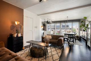 In hartje Westveld, de groene wijk in Sint-Amandsberg, vind je dit stijlvol gerenoveerde duplexappartement. In 2018 werd dit pand gerenoveerd en ingericht door de vtwonen-zussen Ozanne &amp; Guillemine voor het tv-programma 'Een frisse start met vtwonen'. Door het grote raam baden de volledig uitgeruste open keuken en de gezellige leefruimte op het eerste verdiep in het licht. Ook de badkamer werd volledig vernieuwd, en voorzien van een ruime inloopdouche.Op de tweede verdieping vind je twee zeer ruime slaapkamers, net als op de eerste verdieping volledig voorzien van een mooie kurkvloer. Het appartement bevindt zich in een halfopen bebouwing, verdeeld over 4 entiteiten. Er zijn geen vaste of syndicuskosten. Bij het appartement hoort een kelder en autostaanplaats. Elektriciteit werd vernieuwd in 2018, nieuwe condensatieketel geplaatst in december 2020.Op slechts enkele huizen afstand vind je de plaatselijke bakker, supermarkt, slager én krantenwinkel. In slechts vijf minuten wandel je de velden en het Succa-bos in. Met de fiets sta je op geen tijd in het centrum van Gent, en wie met de auto de stad uit moet zit vlakbij de R4, E17 en E40. PS: Herbekijk hier de aflevering van 'Een frisse start met vtwonen'! https://www.vtwonen.be/tv/herbekijk-aflevering-6-van-een-frisse-start-met-vtwonen-seizoen-2~dd83cffDe algemene voorwaarden van Dewaele DIY kunt u steeds raadplegen via dewaele.com.Bestuursmaatregelen in het maatregelenregister: in aanvraag