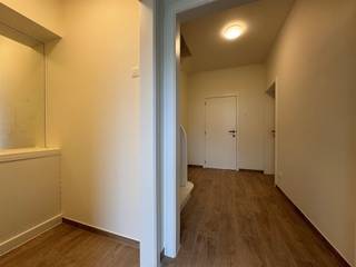 <p><span>Klik op BEZOEK AANVRAGEN op onze website (www.immo-zone.be) en boek online uw afspraak in.</span><span><br /><br />Deze woning geniet van een super ligging met alle voorzieningen zoals winkels, scholen en openbaar vervoer op wandelafstand. <br />Daarnaast profiteert deze woning ook van een goede bereikbaarheid door diverse invalswegen en de nabijheid van de op- en afritten van de R4, E17 en E40.<br /><br />De indeling is als volgt: inkomhal met gastentoilet, zeer ruime en lichtrijke leefruimte met aansluitend een keuken die voorzien is van alle toestellen zoals combi oven, frigo, inductie kookplaat en vaatwasser. <br />Vanuit de keuken kan u naar de ruime kelder die kan dienen als berging.<br /><br />Op de eerste verdieping vinden we 3 ruime slaapkamers en een badkamer die voorzien is van een dubbel badkamermeubel, inloopdouche en tweede toilet. <br />Op de tweede verdieping vinden we nog een zolderkamer en een opbergzolder.</span></p><p><span>Tot slot beschikt deze woning ook nog over een leuke aangelegde tuin en een parkeerplaats naast de woning.</span></p><p><span>Deze woning is onmiddellijk beschikbaar. <br />EPC: 192kWh/m²jaar – Label B <br />Cv op gas.<br />Hoogrendementsbeglazing met PVC.</span></p><p><span> </span></p><p><span>Beschikbaar vanaf 1 oktober 2026.<br /><br /></span></p>