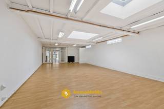 Uniek gelijkvloers appartement van 250 m² met 4 slaapkamers en 2 badkamers te koop in het centrum van Stekene!In het hart van Stekene, op...
