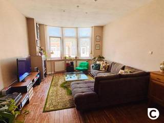 <p><span>Karaktervol 2 slaapkamer appartement aan 't Brilschanspark + privatief genot 180m² dak!</span><span><br /></span><span>Dit instapklaar appartement bevindt zich in een kleinschalig en prima onderhouden gebouw in een mooie zijstraat van het Brilschanspark. Een ware droom om in een groene en rustige omgeving te wonen op een boogscheut van het bruisende stadsleven. Op deze toplocatie zijn winkels, scholen, horeca, sportfaciliteiten, invalswegen en openbaar vervoer steeds vlakbij. Het exclusieve genot van het recent vernieuwde dak is een enorme troef waardoor een gigantisch dakterras en/of daktuin tot de mogelijkheden behoort. Kortom, een unieke kans om kwalitatief te wonen in één van de meest gegeerde buurten in Berchem met een overvloed aan potentieel.</span></p><p><span><br /></span><span>Inkomhal, leefruimte & keuken:</span></p><p><span>De ziel van het appartement toont zich meteen in de inkomhal op authentieke planché, dewelke doorgetrokken werd in nagenoeg het hele appartement. Ook de leefruimte (36m²) ademt persoonlijkheid, denk maar aan de hoge plafonds, de erker, de bogen, de vintage deuren met kathedraalglas en de sierhaard. Dit alles wordt nog eens extra in de verf gezet door de prachtige natuurlijke lichtinval die die ook het ruimtegevoel benadrukt. De geriefelijke keuken op vintage tegelvloer is voorzien van een keramisch vuur, dampkap, oven, microgolf en vaatwasser. </span></p><p><span> </span></p><p><span>Slaapkamers, badkamer & toilet:</span></p><p><span>De master-bedroom, eveneens op planché en met romantische sierhaard, ligt aan de nog rustigere achterzijde waardoor een goed nachtrust en 100% privacy gewaarborgd zijn. De andere kamer situeert zich tussen eetkamer en keuken en leent zich overigens perfect als thuisbureau en/of dressing. In de badkamer kan je zowel genieten van een rustgevend bad als van een deugd doende douche. Uiteraard is ook een wasmeubel en een toilet voorzien. </span></p><p><span> </span></p><p><span>Terras, dakrechten & kelder:</span><span><br />Het terras ligt aanpalend de keuken, kijkt uit op het groen en leent zich perfect om gezellig te aperitieven. Ziet u het groter? Dan biedt het privatieve genot op het ganse dak enorm veel potentieel. Zo is het zelfs mogelijk om rechtstreeks vanuit het appartement een trap te voorzien naar uw mogelijk toekomstig dakterras. Om de benen te strekken is een wandeling in het geweldige Brilschanspark bovendien een echte aanrader. De aansluitingen voor uw wasmachine en droogkast vindt u in uw privatieve kelderberging.</span></p><p><span><br /></span><span>Extra troeven:</span></p><p><span>- Toplocatie (Mobiscore 9,3/10)</span></p><p><span>- Excl. genot dak (zie basisakte)</span></p><p><span>- Gunstig EPC</span></p><p><span>- Elektriciteit conform</span></p><p><span>- Dakisolatie 10 cm PUR/PIR</span></p><p><span>- Individuele meters (excl. water)</span></p><p><span>- Fiberklaar<br />- Kelder</span></p><p><span> </span></p>