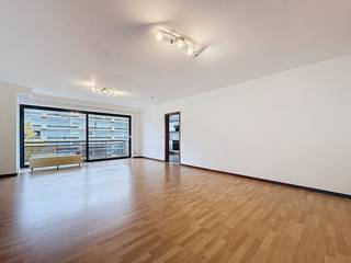 Appartement op de vierde verdieping met lift:- Ruime leefruimte op tegel met grote raampartijen die uitgeeft op het eerste terras- Keuken voorzien...