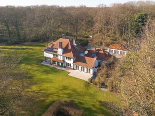 Kasteeldreef 38 - 2950 Kapellen Deze karaktervilla werd gebouwd omstreeks 1937 en is omgeven door een prachtige parktuin van ca 10.812 m²...