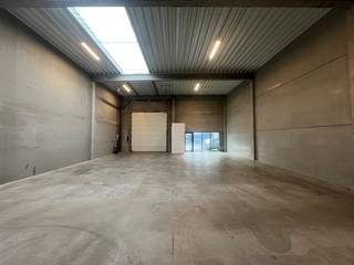 Une unité PME (entrepôt) d'environ 209 m² récemment construite a été mise à disposition. Situé sur le canal de Roeselare. Entièrement fini avec...