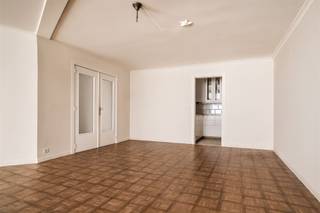 <h3><span>Appartement spacieux avec 2 chambres à coucher et situation calme à l'intérieur du ring</span></h3><p><span>Au premier étage, à lavant de la résidence Beiaard, se trouve ce lumineux appartement entièrement prêt à emménager. Grâce à son emplacement privilégié à l'intérieur du ring urbain, vous profitez à la fois de la tranquillité et d'un accès facile.</span></p><p><span>Disposition</span><span><br />Un vaste hall d'entrée donne accès à deux chambres à coucher ainsi qu'à la salle de bains, équipée d'un bain-douche, d'un meuble-lavabo, d'un WC et d'un raccordement pour machine à laver.<br />Le séjour chaleureux avec cuisine ouverte baigne dans la lumière grâce à deux grandes fenêtres et une double porte vitrée, créant une sensation d'espace. La cuisine au look moderne peut être étendue dans la pièce de vie.<br />De plus, un grenier situé au quatrième étage offre un espace de rangement supplémentaire.</span></p><p><span>Atouts supplémentaires</span></p><ul><li><span>Place de parking souterraine à acheter (12 000 )</span></li><li><span>Local à vélos commun</span></li><li><span>Excellente situation à distance de marche de la gare, des magasins et des écoles</span></li></ul><p><span>Un plan directeur de rénovation est en cours de préparation pour l'ensemble du bâtiment, incluant des améliorations structurelles et énergétiques, ce qui influencera positivement la future valeur PEB de l'appartement.</span></p>