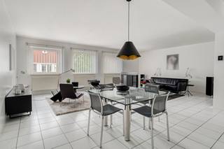 Op een absolute topligging aan de Jaarmarktstraat 3, pal in het centrum van Kuringen, bevindt zich dit uitzonderlijke appartement verdeeld over de eerste en tweede verdieping van een kleinschalig project. Hier woont u midden in het levendige Kuringen, met winkels, horeca, openbaar vervoer en alle dagelijkse voorzieningen letterlijk binnen handbereik.<br /><br />Met een bewoonbare oppervlakte van ca. 160 m², een indrukwekkend terras van maar liefst 40 m² in natuursteen, drie slaapkamers, een tuinberging en een privatieve autostandplaats achter het gebouw, biedt dit appartement een bijzonder comfortabele en kwalitatieve woonomgeving.<br /><br />De huidige eigenaars kozen bewust voor een indeling waarbij ruimte en licht centraal staan. De grote raampartijen zorgen voor een overvloed aan natuurlijke lichtinval en versterken het gevoel van ruimte. De combinatie van kwalitatieve materialen, een hedendaagse afwerking en een doordachte indeling maakt dit tot een bijzonder aangenaam en instapklaar geheel.<br /><br /><em>Eerste verdieping</em><br />De inkomhal geeft toegang tot de ruime leefruimte van maar liefst 55 m², die dankzij de open indeling een bijzonder ruimtelijk gevoel creëert. Aansluitend bevindt zich de volledig geïnstalleerde open keuken, uitgerust met kwalitatieve toestellen van Neff en Novy. Verder beschikt deze verdieping over een praktische berging en een apart gastentoilet.<br /><br />Een absolute blikvanger is het ruime natuurstenen terras van ca. 40 m². Dankzij de royale oppervlakte biedt dit terras volop mogelijkheden om te genieten, te ontspannen of uitgebreid te tafelen. Bovendien kijkt u uit over het Prinsenhof en het pittoreske kerkje van Kuringen. Een bijzonder aangename buitenruimte waar u op verschillende momenten van de dag optimaal van de zon en het uitzicht kunt genieten.<br /><br /><em>Tweede verdieping</em><br />Op de bovenste verdieping bevinden zich drie ruime slaapkamers, waardoor het appartement ook perfect geschikt is voor een gezin, thuiskantoor of hobbyruimte.<br /><br />De badkamer beschikt over een dubbele wastafel met kwalitatieve Duravit Starck-elementen en geïntegreerde spiegels, een ligbad, een schuifdeur in plexiglas en een praktische hangkast.<br /><br />De stijlvolle trap in blauwe hardsteen vormt een mooi architecturaal element en zorgt voor een elegante verbinding tussen beide verdiepingen.<br /><br /><em>Parkeerplaats en tuinberging</em><br />Achter het gebouw, ter hoogte van het kerkje, beschikt het appartement over een privatieve autostandplaats. Daarnaast is er een praktische tuinberging aanwezig, ideaal voor fietsen en extra opslagruimte.<br /><br /><em>Troeven</em><br />+ Absolute topligging in het centrum van Kuringen<br />+ Ca. 160 m² bewoonbare oppervlakte<br />+ Kleinschalige Residentie<br />+ Royaal natuurstenen terras van ca. 40 m²<br />+ Uitzicht over het Prinsenhof en het kerkje van Kuringen<br />+ Privatieve autostandplaats<br />+ Praktische tuinberging voor fietsen en opslag<br />+ Drie ruime slaapkamers<br />+ Nieuwe Velux-ramen (met rolluiken) in 2025<br />+ Condensatieketel Junkers, bouwjaar 2017<br /><br />Een uniek appartement met een uitgesproken karakter, royale leefruimte, een uitzonderlijk terras en een privatieve parkeerplaats, gelegen op een absolute topligging in het hart van Kuringen.<br /><br />Het appartement is beschikbaar in zomer 2027.<br /><br />Wenst u meer informatie of een bezoek in te plannen? Contacteer Stephanie Odeurs via 0474 73 64 84 of stephanie@vestio.com.