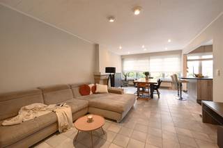 In de rustige Karel Soetelaan vind je dit verzorgd gebouw met twee volledig vergunde appartementen, ideaal als investering of voor wie flexibel...