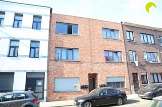 <p><span>Op een rustige ligging in Wilrijk vinden we dit tof, recent appartement met 1 slaapkamer en terras terug. Buurtwinkels, scholen, grootwarenhuizen, een ziekenhuis, een kinderdagverblijf, alle vormen van openbaar vervoer (bus, tram) ... kortom, alles is op een steenworp te bereiken. </span></p><p><span>Goede verbinding met autosnelwegen wegens directe nabijheid van invalswegen en de oprit van de Ring rond Antwerpen - A12.</span></p><p><span> </span></p><p><span>Kom gerust eens kijken naar dit gezellig appartement, ideaal voor een alleenstaande of een jong koppel!</span></p><p><span> </span></p><p><span>Indeling</span></p><p><span>Via de gemeenschappelijke inkomhal komen we binnen in het gebouw en komen we via de trap tot aan het appartement op de tweede verdieping. We stappen binnen in de centrale hal van waaruit men toegang heeft tot alle ruimtes. Hier valt onmiddellijk al de onderhoudsvriendelijke tegelvloer op die doorloopt doorheen het appartement. Aan de voorzijde van het gebouw is er een aangename leefruimte met volledig ingebouwde open keuken (25m²) die uitgerust is met kasten en toestellen (vitro-keramische kookplaat, dampkap, oven, koelkast, vaatwasser, spoeltafel). Gaan we door de hal komen we bij een volledig betegelde badkamer die voorzien is van een inloopdouche, een badkamermeubel met lavabo, een kolomkast, een toilet en aansluitingen voor wasmachine/droogkast.</span></p><p><span>Achteraan bevindt zich de zeer ruime slaapkamer (20m²) die toegang heeft tot het terras. </span></p><p><span>Een bergruimte is aanwezig in het appartement.</span></p><p><span> </span></p><p><span>Nuttige informatie</span></p><p><span>Geen gemeenschappelijke kosten!</span></p><p><span>EPC: 115 kWh/(m²jaar)</span></p><p><span>Huurwaarborg: 3 maanden</span></p><p><span>Plaatsbeschrijving € 225 </span></p><p><span>Onmiddellijk beschikbaar!</span></p><p><span> </span></p><p><span>“Boek nu zelf ONLINE uw afspraak in. Surf naar het betreffende eigendom op onze website <span>www.habicom.be</span></span><span> en klik op de roze knop </span><span>'PLAN EEN BEZOEK'</span><span>. <br />Kies het moment dat u het beste uitkomt, vul de gevraagde contactgegevens in en klik nadien op verzenden om te bevestigen.”</span></p><p><span> </span></p>