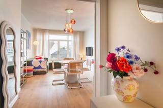 <p>Découvrez cet appartement lumineux et prêt à emménager situé au quatrième étage de la Paleisstraat, à un emplacement de choix entre le quartier Harmoniewijk, le dynamique Zuid et la conviviale Troonplaats.</p>
<p>Grâce à sa situation centrale, de nombreux cafés branchés, jolies boutiques et terrasses tendance d’Anvers se trouvent à distance de marche. De plus, l’appartement bénéficie d’une excellente accessibilité, avec les transports en commun et les grands axes routiers à proximité.</p>
<p>Vous entrez par un vaste hall d’entrée, offrant la place pour une armoire vestiaire encastrée. Les carreaux d’échiquier d’origine confèrent à ce hall un charme et un caractère authentiques.</p>
<p>Le séjour baigné de lumière se situe à l’avant et se distingue par de grandes baies vitrées qui assurent une agréable luminosité. Attenante, la cuisine récemment rénovée est entièrement équipée de tout le confort moderne : cuisinière au gaz, four à chaleur tournante, lave-vaisselle et réfrigérateur avec compartiment congélateur. De là, vous accédez également à un petit balcon d’environ 2 m², idéal pour profiter du soleil du soir.</p>
<p>À l’arrière, au calme, se trouvent deux chambres de taille confortable. La chambre principale est agréablement spacieuse et dispose d’un dressing encastré pratique. La seconde chambre peut servir de chambre d’enfant ou d’amis, mais se prête également parfaitement comme bureau.</p>
<p>La salle de bains a également été rénovée et soignée jusque dans les moindres détails. Elle est équipée d’une baignoire avec fonction douche, d’un meuble-lavabo avec rangements et d’un WC.</p>
<p>En outre, l’appartement dispose d’une cave privative, déjà incluse dans le prix de vente.</p>