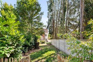 BEZOEKMOMENT zaterdag 13/12, van 9u30 tot 11u30!Deze charmante woning werd volledig en smaakvol gerenoveerd. Gelegen op wandelafstand van het...