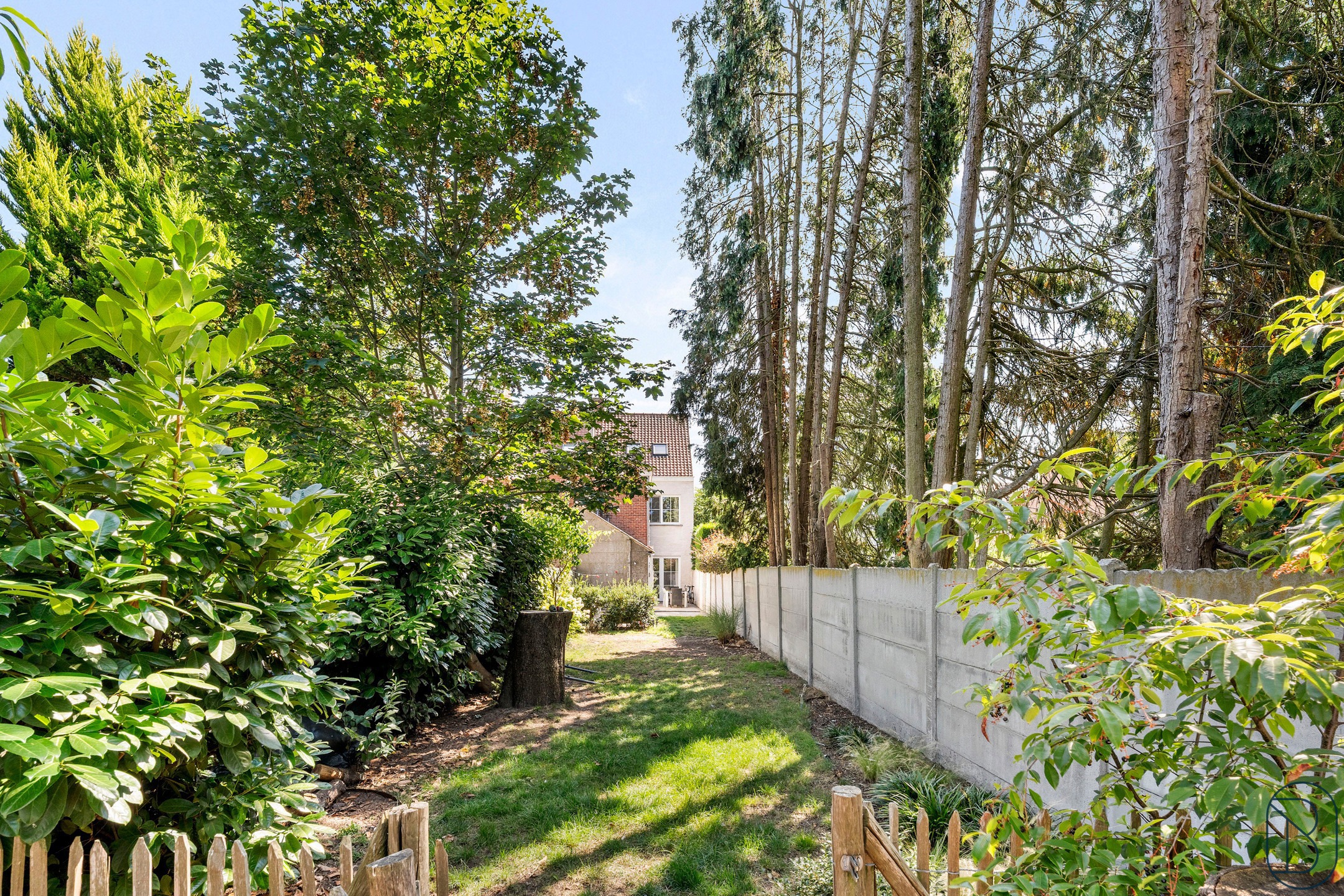 Charmante woning met oprit, 4 slk, en tuin nabij centrum. - foto 2