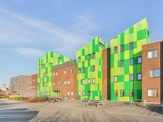 Op enkele passen van de hogeschool Vives vinden we in de residentie 'KOTVILLE' een zeer ruime en luxueuze studentenflat  van 60m² .  Dit kot bevindt zich aan de rand van het historische centrum van deze prachtige stad en op fietsafstand van het station.  Dit 'Kot' beschikt over een eigen badkamer, een eigen keuken, een ruim terras en veel gedeelde faciliteiten.  Momenteel is de studentenflat verhuurd.  Bent u op zoek naar een eigen stekje om de komende jaren te vertoeven tijdens jouw studententijd of naar een solde investering.  kom gerust eens langs voor een bezichtiging!