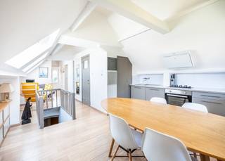 Op de derde verdieping van de kleinschalige residentie Beaulieu bieden wij u dit gezellig dakappartementje met 2 compacte slaapkamers aan. Dit gebouw is gelegen in de rustige Vlaanderenstraat en bevindt zich vlakbij het commercieel centrum van Koksijde. De zee en het openbaar vervoer bevinden zich op wandelafstand.<br /><br />Het gerenoveerde appartement werd als volgt ingedeeld: lichtrijke leefruimte | volledig uitgeruste keuken | badkamer met douche, lavabo in meubel en toilet | afzonderlijke berging | twee compacte slaapkamers met schuifdeuren.<br /><br />Kleinschalige residentie ZONDER lift, zeer lage gemeenschappelijke lasten (syndicus kosten)! Er is een privatieve kelder aanwezig die vlot toegankelijk is.<br /><br />Op zoek naar uw instapklaar stekje te Koksijde? Contacteer ons snel voor een afspraak aan dit appartement!