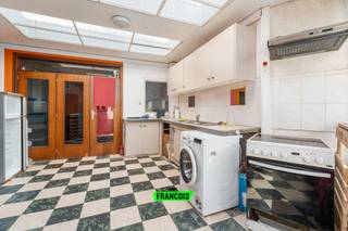KARAKTERVOLLE RIJWONING MET RUIME STADSTUIN NABIJ CENTRUM TIELT<br /><br />Op zoek naar een woning die je volledig naar eigen smaak kunt renoveren? Deze charmante rijwoning, gelegen in het centrum van Tielt, biedt een unieke kans voor handige Harry's, investeerders of gezinnen die hun droomwoning willen creëren.<br /><br />De woning beschikt over drie slaapkamers en biedt dankzij haar solide basis tal van mogelijkheden om de ruimtes naar wens in te richten. Hoewel de woning onder de renovatieplicht valt, schuilt hierin net een enorme meerwaarde: je krijgt de kans om energiezuinig te renoveren en een eigentijdse thuis te realiseren die volledig aansluit bij jouw wensen en behoeften.<br /><br />Een absolute troef is de verrassend ruime stadstuin, waar je in alle rust kunt genieten van het buitenleven. Dankzij de praktische uitweg achteraan geniet je bovendien van extra comfort en bereikbaarheid, ideaal voor fietsen, tuinmateriaal of een vlotte toegang tot de tuin. Met winkels, scholen, horeca en openbaar vervoer op wandelafstand combineert deze woning een centrale ligging met een zee aan potentieel.<br /><br />Een woning met karakter, ruimte en toekomstmogelijkheden op een toplocatie. Laat je inspireren door het potentieel en maak van deze woning jouw nieuwe thuis. Contacteer ons vandaag nog voor een bezoek: Tel 051 47 48 47 of mail naar Tielt@immofrancois.be