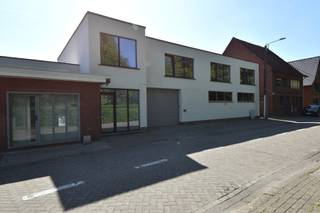 Gesitueerd nabij het centrum van Tielen, naast het station van TielenVerschillende faciliteiten zoals scholen, winkels, openbaar vervoer… in de...