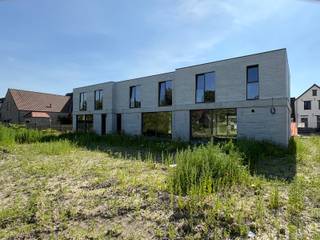 Deze nieuwbouwwoningen combineren de energiezuinigheid en strakke architectuur met oog voor kwaliteitsvolle materialen. De verwarming wordt voorzien door individuele WARMTEPOMPEN, er is eigen energieproductie via zonnepannelen en verluchting via ventilatiesysteem type D. De ramen zijn voorzien van 1.0 hoogrendementsbeglazing met hoogwaardige aluminium profielen. Per woning zijn een badkamer en een douchekamer voorzien.<br /><br />De woningen worden verkocht met aangelegde, waterdoorlatende opritten (kiezels) en met draadafsluiting tussen de tuinen. <br /><br />De ligging te Moerkerke biedt u de rust en groene omgeving van een polderdorp met bakker, slager, supermarkt, scholen, dokter, apotheek en horeca op wandelafstand. Daarnaast bent u er slechts 10 minuten van Brugge en Knokke verwijderd.<br /><br />Contacteer Bonne Vastgoed 7 op 7 via 0468/10.40.40 of info@bonnevastgoed.be voor een afspraak ter plaatse, op kantoor of bij u.