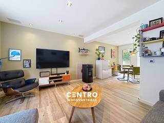 Instapklare gezinswoning met zonnige tuin op topligging in Jabbeke!<br /><br /><span><span><span><span><span><span><span><span><span><span><span><span><span><span>Op zoek naar een comfortabele woning op een centrale, maar rustige ligging? Dan is deze charmante woning</span><span> te Jabbeke</span><span> zeker een bezoek waard!</span></span></span></span></span></span></span></span></span></span></span></span></span></span><br /><span><span><span><span><span><span><span><span><span><span><span><span><span><span>Deze verzorgde woning combineert een </span><span>goede energiescore</span><span> met een praktische indeling en een uitstekende ligging. De woning beschikt over </span><span>2 volwaardige slaapkamers</span><span>, met de mogelijkheid om eenvoudig een </span><span>derde slaapkamer</span><span> te creëren, ideaal voor gezinnen, thuiswerkers of wie extra ruimte wenst.</span></span></span></span></span></span></span></span></span></span></span></span></span></span><br /><span><span><span><span><span><span><span><span><span><span><span><span><span><span>Binnen geniet u van een aangename leefruimte, een functionele keuken en een praktische indeling die tal van mogelijkheden biedt. De </span><span>ruime garage</span><span> zorgt voor voldoende plaats voor uw wagen, fietsen, opslag of hobbyruimte.</span></span></span></span></span></span></span></span></span></span></span></span></span></span><br /><span><span><span><span><span><span><span><span><span><span><span><span><span><span>Buiten is het heerlijk vertoeven in de </span><span>zuidgerichte tuin</span><span>, waar u de hele dag kunt genieten van de zon. Een ideale plek om te ontspannen of gezellig te tafelen met familie en vrienden.</span></span></span></span></span></span></span></span></span></span></span></span></span></span><br /><span><span><span><span><span><span><span><span><span><span><span><span><span><span>De ligging is een absolute troef: op </span><span>wandelafstand</span><span> vindt u scholen, supermarkten, winkels en andere dagelijkse voorzieningen. Bovendien geniet u van een vlotte verbinding naar de belangrijkste invalswegen.<br /><br /><strong>INDELING:</strong><br /><u><em><strong>Gelijkvloers:</strong></em></u><br />Inkomhal - gezellige living met houtpelletkachel - NIEUW geïnstalleerde keuken (O.a. met fornuis, dampkap, ingebouwde microgolfoven, heteluchtoven, frigo, ingebouwde diepvries én vaatwasmachine) - berging - kelder - afzonderlijk gastentoilet (met lavabo) - wasplaats (met voorzieningen voor wasmachine en droger) - ruime garage (met automtatische sectionale poort) - aangelegde en omheinde tuin met ZUIDgericht terras én tuinhuis!<br /><br /><u><em><strong>Eerste verdieping:</strong></em></u><br />Nachthal - 2 RUIME slaapkamers - dressing.<br /><br /><u><em><strong>Tweede verdieping:</strong></em></u><br />Vaste trap naar geïsoleerde ruimte/ 3de slaapkamer kan snel gecreëerd worden.</span></span></span></span></span></span></span></span></span></span></span></span></span></span><br /><br /><u><strong>Opmerkingen:</strong></u><br /><span><span><span><span><span><span><span><span><span><span><span><span><span><span><span>- ENERGIEZUINIGE woning: Energielabel B (102 kWh/m2)!<br />- Domotica aanwezig.<br />- NIEUWE keuken met KWALITATIEVE 'Siemens'-toestellen.</span></span></span></span></span></span></span></span></span></span></span></span></span></span></span><br />- Badkamer gerenoveerd in 2025.<br />- Afgewerkt met kwalitatieve materialen: Tegelparket, nieuwe binnendeuren op gelijkvloers..<br />- NIEUWE lichtkoepel in keuken.<br />- ZONNEPANELEN aanwezig!<br />- VLOERVERWARMING aanwezig.<br />- Airco aanwezig.<br />- <span><span><span><span><span><span><span><span><span><span><span><span><span><span><span>Centrale en kindvriendelijke ligging.</span></span></span></span></span></span></span></span></span></span></span></span></span></span></span><br /><span><span><span><span><span><span><span><span><span><span><span><span><span><span><span>- Op wandelafstand van school, supermarkt en winkels</span></span></span></span></span></span></span></span></span></span></span></span></span></span></span><br /><span><span><span><span><span><span><span><span><span><span><span><span><span><span><span>- Vlotte bereikbaarheid!</span></span></span></span></span></span></span></span></span></span></span></span></span></span></span><br /><br /><span><span><span><span><span><span><span><span><span><span><span><span><span><span>Kortom, een ideale gezinswoning die comfort, energiezuinigheid en een uitstekende ligging perfect combineert. Contacteer ons vandaag nog voor een bezoek en ontdek zelf de troeven van deze woning 050/70.01.02 - info@centro.be.</span></span></span></span></span></span></span></span></span></span></span></span></span></span>