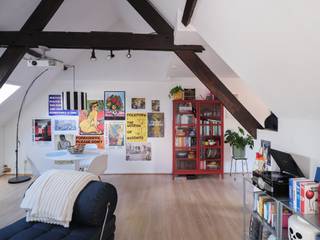 <strong>Dakappartement met uitzonderlijke ligging aan de Recollettenlei</strong><br /><br />Op een <strong>toplocatie langs de Recollettenlei </strong>bevindt zich dit <strong>dakappartement</strong>, met een ligging die toelaat om – <strong>mits optimalisatie van de raamopeningen</strong> – een <strong>uniek zicht</strong> op het <strong>Koophandelsplein en de Leie</strong> te creëren. Bovendien bevindt de <strong>Kouter zich op slechts 100 meter </strong>en geniet u van een directe nabijheid van de belangrijkste straten en pleinen van Gent.<br /><br />Het appartement is gelegen op de bovenste verdieping, wat zorgt voor een <strong>aangename lichtinva</strong>l en een uitgesproken karakter. Met een <strong>bewoonbare oppervlakte van ca. 83 m²</strong> omvat het <strong>één ruime slaapkamer</strong> en biedt het een <strong>goede basis qua indeling en volume.</strong><br /><br />De unit maakt deel uit van een <strong>kleinschalige residentie met slechts 4 entiteiten</strong>, wat resulteert in een <strong>eenvoudige beheerstructuur en lage maandelijkse kosten.</strong><br /><br />Met een <strong>EPC-label C</strong> spreekt dit appartement vooral aan door zijn combinatie van <strong>ligging, ruimte en potentieel.</strong><br /><br /><strong>Een uitzonderlijke opportuniteit voor wie zoekt naar een waardevaste investering door zijn exclusieve ligging en groot potentieel.</strong><br /><em>(Aandeel kosten opmeting en opmaak basisakte ten laste van de koper)</em>