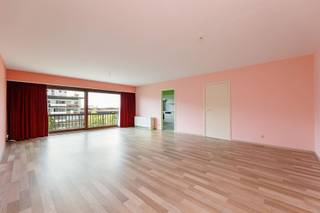 <p><span>Op een rustige en centrale locatie aan de Nieuwdreef in Merksem bevindt zich dit verzorgde appartement van maar liefst 104 m². Je woont hier op wandelafstand van winkels, scholen, openbaar vervoer en diverse buurtvoorzieningen. Voor wie graag geniet van groen en ontspanning liggen zowel het Runcvoortpark als verschillende wandel- en fietsroutes vlakbij. Bovendien geniet je van een vlotte verbinding naar Antwerpen-centrum, de Ring en de belangrijkste invalswegen. </span></p><p><span>De ruime living met een parketlaminaat geniet van veel natuurlijke lichtinval en biedt rechtstreeks toegang tot het aangename terras welk is voorzien van een zonnetent.</span></p><p><span>De ingerichte keuken beschikt over een keramische kookplaat, dampkap, oven, vaatwasser, koelkast en een gezellige eethoek met tafel en stoelen. Daarnaast is er een praktische wasberging met een HR-condensatieketel.</span></p><p><span>Verder telt het appartement 2 ruime slaapkamers en een comfortabele badkamer uitgerust met zowel een ligbad als een douche.</span></p><p><span>Een extra troef is de privatieve parkeerplaats (parking 4), waardoor je steeds verzekerd bent van een parkeerplek.</span></p><p><span>Troeven:</span></p><ul><li><span>Bewoonbare oppervlakte van 104 m² </span></li><li><span>Terras van 15 m² met zonnetent </span></li><li><span>2 ruime slaapkamers </span></li><li><span>Badkamer met bad én douche </span></li><li><span>Grote wasberging </span></li><li><span>Recente HR-ketel / EPC B = energiezuinig</span></li><li><span>Privatieve parkeerplaats inbegrepen </span></li><li><span>Rustige en centrale ligging </span></li></ul><p><span> </span></p><p><span>Een ideaal appartement voor wie op zoek is naar ruimte, comfort en een uitstekende bereikbaarheid.</span></p>