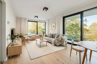 <h4><strong>Instapklaar appartement met twee slaapkamers</strong><br /></h4>
<p>Dit volledig afgewerkte nieuwbouwappartement is tot in de puntjes instapklaar: de muren zijn geschilderd, alle ramen zijn voorzien van stijlvolle gordijnen en de verlichting is reeds uitgerust met kwaliteitsvolle armaturen. Hier kan je zonder enige voorbereiding meteen intrekken.<br /><br />Met een oppervlakte van 79.5 m² biedt dit ruime appartement een doordachte indeling met twee grote slaapkamers. De hoge plafonds en royale raampartijen zorgen voor een overvloed aan natuurlijk licht, waardoor de leefruimte nog luchtiger en ruimer aanvoelt. Dankzij de onderhoudsvriendelijke tegelvloer geniet je bovendien van een stijlvolle én praktische afwerking.<br /><br />De gunstige hoekligging vormt een echte meerwaarde: het grote terras van 36,4 m² laat je de hele dag door genieten van de zon en biedt een prachtig panoramisch uitzicht over het privé-groendomein van Groenzicht. Je woont hier in een oase van rust, midden in het groen, maar zonder het onderhoud ervan.<br /><br />Je wagen parkeer je veilig in de ondergrondse garage, vanwaar de lift je rechtstreeks tot aan het appartement brengt. De autoluwe opzet van de volledige site zorgt voor extra rust en maakt de groene parktuin nog aangenamer om in te vertoeven.<br /><br /><strong>Nog niet meteen gevonden wat je zocht? </strong><br />In Groenzicht zijn er nog enkele laatste appartementen te koop. Contacteer ons voor meer informatie en plan je bezoek aan het project via www.groenzicht-rumbeke.be<br /><br /><strong>Bezoek het appartement</strong><br />Kom langs op onze opendeurdag op zondag 28 juni tussen 10u en 14u en ontdek het resterende aanbod appartementen. Schrijf je in via www.groenzicht-rumbeke/opendeur </p>