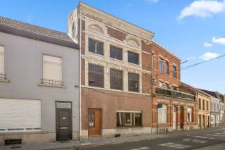 Dit is een vanaf prijs, startend vanaf € 139.000! Ontdek deze unieke opportuniteit in het hart van Tienen!<br />Deze rijwoning met uitzonderlijk veel potentieel is de ideale kans voor wie op zoek is naar een renovatieproject. De woning werd reeds volledig gestript, waardoor je meteen kan starten met het realiseren van jouw eigen woonvisie of investeringsproject.<br />Het pand beschikt over drie volwaardige verdiepingen en biedt de mogelijkheid om in te delen tot maar liefst vijf slaapkamers. Gelegen op een gunstige locatie in Tienen, geniet je hier van een uitstekende bereikbaarheid. De Op korte afstand van de stadskern, gezellige horecazaken, scholen en winkel, allemaal vlot te voet bereikbaar.<br />Met zijn sterke structuur, flexibele indelingsmogelijkheden en aantrekkelijke prijszetting is dit een buitenkans!<br /><br />