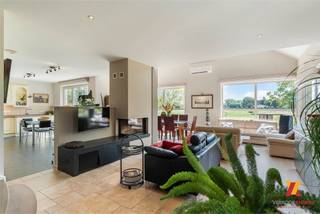 Op een riante kavel van meer dan 1 hectare in Stevoort bevindt zich deze uitzonderlijke villa. Deze in 2011 volledig gerenoveerde en uitgebreide woning uit 1965 verenigt modern wooncomfort met uitgebreide faciliteiten voor paardenliefhebbers.<br />Interesse? Neem contact op met Lieve & Edwin 0475 407673<br /><br />Bij binnenkomst wordt u direct omarmd door de royale inkomhal, waar stijlvolle maatwerkinbouwkasten en een sfeervolle entree de toon zetten voor de rest van deze hoogwaardige woning. <br /><br />De ruime living baadt in natuurlijk licht en is voorzien van airconditioning en comfortabele vloerverwarming en cassettehaard. De keuken biedt alle ruimte voor culinaire experimenten, met uitgebreide opbergmogelijkheden en royale werkbladen. Een praktische technische berging(ruimte voor wasmachine/droogkast) met maatwerkinbouwkasten en een Amerikaanse koelkast/vriezer zorgt voor optimale opslagruimte.<br /><br />Op het gelijkvloers bevinden zich 2 slaapkamers met individueel sanitair en toilet.<br /><br />Interessant aan deze woning is het multifunctionele bureel op het gelijkvloers, dat is voorbereid als home-cinema/tv ruimte. <br /><br />Op de eerste verdieping vindt u een luxueuze master bedroom met eigen badkamer en ruime inloopkast. 1bijkomende slaapkamer. Deze bieden optimale privacy voor het hele gezin. Een bijzonder element is het moderne bureel met open karakter, dat uitkijkt over de leefruimte - perfect voor thuiswerken met behoud van connectie met het gezinsleven.<br /><br />Het buitenterrein is een waar paradijs voor paardenliefhebbers. Met een mogelijkheid tot paardenstalling en een weide van meer dan 1 hectare, palend aan de tuin, biedt deze locatie alle faciliteiten voor het houden van paarden.<br /><br />Praktische Details<br />•Perceeloppervlakte woning: 150,42are + paardenweide van > 1ha<br />•4 slaapkamers<br />•3 badkamers<br />•3 separate toiletten<br />•Uitgebreide bergruimtes met maatwerk inbouwkasten<br />•3 afsluitbare bijgebouwen met zolder, garage, carport, houtopslag <br />•Volledig gerenoveerd met hoogwaardige materialen<br />•Energiezuinige voorzieningen<br /><br />Stevoort combineert landelijk wonen met stedelijk comfort. De rustige, kindvriendelijke omgeving ligt op korte afstand van Hasselt, het klaverblad Lummen, met alle voorzieningen zoals scholen en winkels binnen handbereik.<br /><br />Meer Informatie<br />Voor een persoonlijke bezichtiging van deze unieke woning kunt u contact opnemen met <br />Edwin op 0475 40 76 73 of via admin@verkoopanders.be. <br />VerkoopAnders staat 7 dagen per week voor u klaar vanuit ons kantoor aan de <br />Genkersteenweg 402C in Hasselt.<br />Deze woning verenigt luxe, comfort en functionaliteit op een unieke manier. Of u nu paardenliefhebber bent, houdt van natuur en rust, of gewoon op zoek bent naar een ruime gezinswoning met alle moderne voorzieningen - deze villa biedt het allemaal.<br />Bezoek www.verkoopanders.be voor meer informatie en beeldmateriaal van deze bijzondere woning.<br />