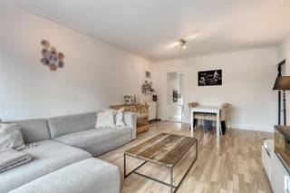 <p><span>WILRIJK: TOP gerenoveerd 2 slaapkamer appartement met ZUID gericht terras</span></p><p><span> </span></p><p><span>Ondergebracht in een kleinschalige gebouw waar het dak, beglazing en de gemeenschappelijke ketel reeds werden gerenoveerd.</span></p><p><span>Via ruime centrale hal, toegang tot lichte woon- en leefruimte op laminaat (40m²). Aanpalend praktische keuken voor zien van tal van ingemaakte kasten en toestellen.</span></p><p><span>Terras aan de achterzijde, zuid gericht met zicht op groen. </span></p><p><span><br />Badkamer voorzien van afgesloten douchecel, handenwasser in meubel en toilet. </span></p><p><span>Verder beschikt het appartement over een bureau kamer / kinderkamer aan de voorzijde van het appartement</span></p><p><span> </span></p><p><span>Achteraan het appartement ruime slaapkamer met in cascade een 2de kamer, ideaal als dressing, bureau of kinderkamer. </span></p><p><span> </span></p><p><span>allerlei:</span></p><p><span>- fietsen stalling</span></p><p><span>- lage algemene kosten </span></p><p><span>- gunstig EPC </span></p><p><span> </span></p>