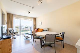 Ontdek deze <strong>assistentiewoning </strong>op de<strong> tweede verdieping</strong>, ideaal gelegen in het<strong> centrum van Wevelgem</strong> en op<strong> wandelafstand van het station</strong>. Hier woon je niet alleen centraal, maar ook comfortabel en in alle rust.<br />De flat beschikt over een<strong> lichtrijke woonkamer</strong> met <strong>open keuken</strong>, <strong>twee slaapkamers</strong>,<strong> een praktische badkamer</strong> en een <strong>aparte berging</strong> met <strong>aansluiting voor wasmachine en droogkast</strong>. Aansluitend aan de woonkamer vind je <strong>een ruim terras</strong> met een mooi uitzicht op de <strong>aangelegde, gemeenschappelijke binnentuin</strong> – een oase van groen en rust.<br />Als bewoner geniet je van <strong>tal van</strong> <strong>faciliteiten, beleving en ondersteuning</strong>. Denk aan gemeenschappelijke ruimtes, georganiseerde activiteiten, praktische diensten en een warme, zorgzame omgeving waar<strong> levenskwaliteit centraal staat.</strong><br />Deze flat biedt de ideale mix van zelfstandigheid, comfort en geborgenheid.<br /><br />Dit appartement wordt op heden verhuurd. <br />Interesse? Neem vandaag nog contact op voor meer informatie of een bezoek ter plaatse.