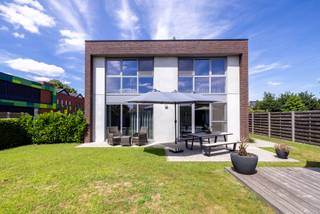 <p><strong>Moderne nieuwbouwwoning op 387 m² met lichtrijke leefruimte, garage en energiezuinig EPC-label A</strong></p>
<p>Deze prachtige moderne nieuwbouwwoning is gelegen op een mooi perceel van <strong>387 m²</strong> en combineert hedendaags wooncomfort met kwalitatieve materialen, een praktische indeling en een zeer energiezuinig karakter. Dankzij de ruime glaspartijen, de hoogwaardige afwerking en de gunstige ligging in <strong>Mol-Ezaart</strong>, nabij de <strong>Zuidering</strong>, is dit een bijzonder aantrekkelijk pand voor wie op zoek is naar een instapklare en stijlvolle woning.</p>
<p>Bij het betreden van de woning kom je binnen in de <strong>inkomhal</strong> met apart <strong>gastentoilet</strong>. Via een deur krijg je toegang tot de ruime en open leefruimte, waar de grote raampartijen meteen zorgen voor een aangename lichtinval en een mooi contact met de tuin. De leefruimte biedt rechtstreeks toegang tot de buitenruimte en vormt het warme hart van de woning.</p>
<p>Aansluitend bevindt zich de volledig ingerichte <strong>eetkeuken</strong>, uitgerust met moderne apparatuur en ingebouwde kasten. De keuken is voorzien van onder andere een <strong>inductiekookplaat</strong> en alle nodige comfort om dagelijks praktisch en aangenaam te koken. Dankzij de open verbinding met de leefruimte blijft het geheel bijzonder ruimtelijk en gezellig.</p>
<p>Verder beschikt het gelijkvloers over een <strong>achterinkomhal</strong>, die tevens dienstdoet als <strong>wasplaats</strong>. Van hieruit is er ook toegang tot de <strong>inpandige garage</strong>, wat zorgt voor extra gebruiksgemak en bergruimte.</p>
<p>Via een stijlvolle <strong>natuurstenen trap</strong> bereik je de bovenverdieping. Hier bevindt zich de ruime <strong>hoofdslaapkamer</strong> met aansluitende <strong>dressing</strong>. Daarnaast zijn er nog twee bijkomende kamers, ideaal als kinder-, logeer- of bureauruimte. De centrale badkamer is modern ingericht en voorzien van een zeer ruime <strong>inloopdouche</strong>, een <strong>dubbele wastafel</strong> en een toilet. De slaapkamers zijn afgewerkt met houten vloeren of laminaatparket, wat zorgt voor een warme en verzorgde uitstraling.</p>
<p>Ook op energetisch vlak scoort deze woning uitstekend. Het pand is uitgerust met <strong>zonnepanelen, warmtepomp</strong> en beschikt over een <strong>EPC-label A</strong>, wat garant staat voor energiezuinig en toekomstgericht wonen. Bovendien is de <strong>elektrische keuring conform </strong>en is er<strong> airconditioning </strong>aanwezig.</p>
<p>Buiten geniet je van een mooie tuin met extra <strong>tuinberging/unit</strong>. Naast de woning is er bovendien een <strong>overkapping</strong>, ideaal om een extra wagen beschut te parkeren.</p>
<p>De ligging in <strong>Mol-Ezaart</strong> is een bijkomende troef. Je woont hier rustig, maar toch met een vlotte verbinding richting de Zuidering en nabij diverse voorzieningen.<br /><br />Stedenbouwkundige inlichtingen in aanvraag.</p>
<p><strong><em>Kortom: deze moderne, energiezuinige en tot in de puntjes afgewerkte nieuwbouwwoning is een echt pareltje voor snelle beslissers. Een instapklare thuis waar comfort, ruimte en kwaliteit perfect samenkomen.</em></strong></p>