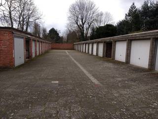 Ukkel - Gelegen nabij het gemeentehuis van Ukkel, zijn garageboxen beschikbaar voor de prijs van 130€ per maand