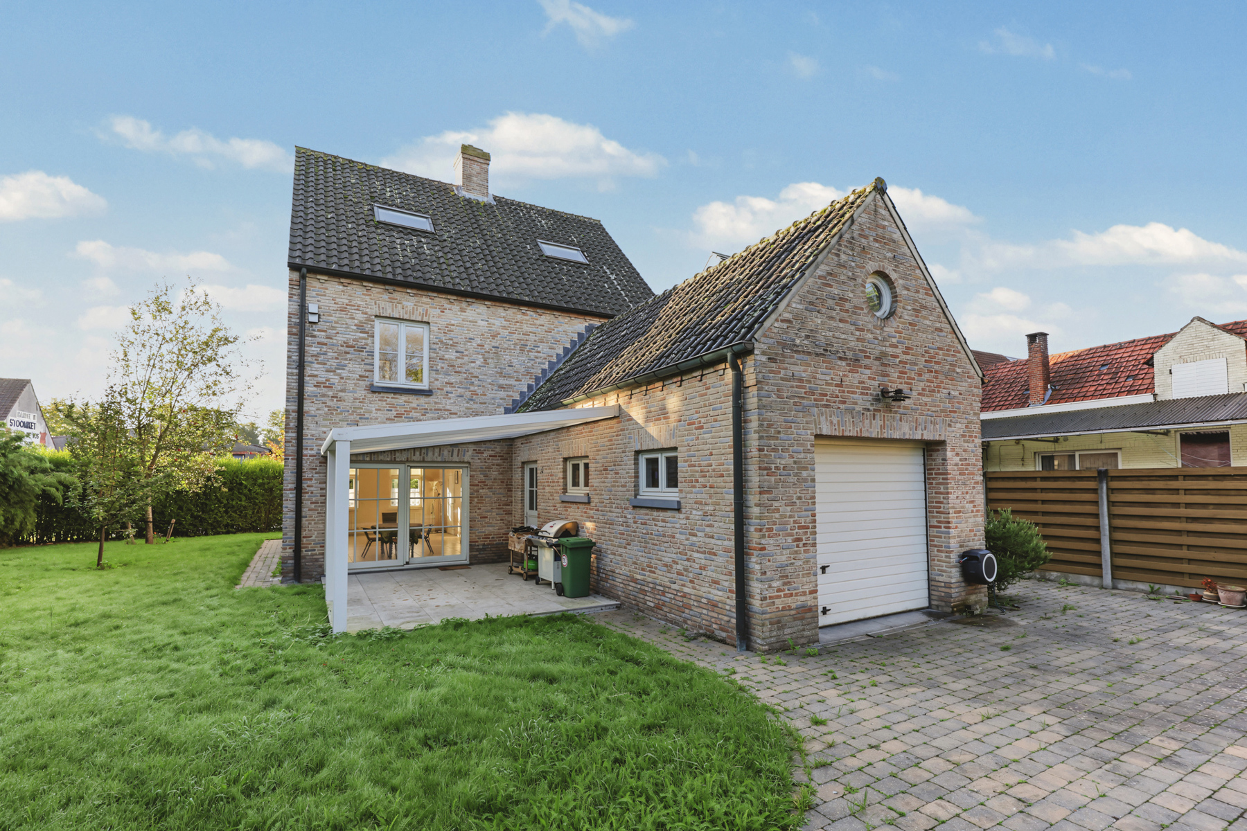 Ruime gezinswoning met 6 slaapkamers, 2 badkamers en een mooie tuin - foto 2