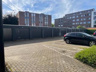 Découvrez la solution de stationnement idéale en plein cœur animé de Louvain ! Cette place de parking bénéficie d'un emplacement privilégié et de mesures de sécurité telles qu'une barrière d'accès et une vidéosurveillance.<br /><br />Caractéristiques :<br /><br />- Emplacement central au cœur de Louvain<br />- Accès facile et proximité des lignes de bus, assurant une excellente liaison avec le reste de la ville<br />- Sécurité optimale grâce à une barrière et à la vidéosurveillance<br /><br />Disponible à partir du 15/09/2026<br /><br />C'est l'occasion idéale de dire adieu aux soucis de stationnement et de profiter du confort d'avoir votre propre place dans le centre animé de Louvain. Ne manquez pas cette opportunité unique !<br /><br />Contactez-nous dès aujourd'hui au 016 23 21 45 ou par e-mail à info@bvm-vastgoed.be pour plus d'informations ou pour organiser une visite.