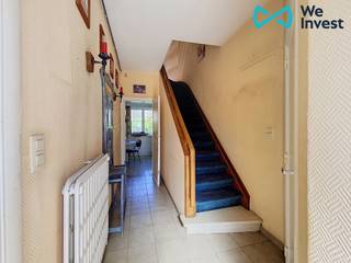 Op een rustige en vlot bereikbare ligging in Oostende, bevindt zich deze ruime bel-etagewoning met een bewoonbare oppervlakte van 163 m². De woning biedt een uitstekende basis voor wie op zoek is naar een renovatieproject dat volledig naar eigen smaak kan worden ingericht.<br /><br />De indeling omvat een lichtrijke leefruimte, keuken, vier volwaardige slaapkamers, een garage, diverse polyvalente ruimtes en een tuin waar u in alle rust kunt genieten. Dankzij de praktische indeling is de woning bovendien bijzonder geschikt voor wie wonen en werken wil combineren. De mogelijkheid om een praktijkruimte, kantoor of vrij beroep te integreren vormt een belangrijke troef.<br /><br />Een extra pluspunt zijn de recent vernieuwde ramen, waardoor reeds een belangrijke investering werd uitgevoerd.<br /><br />Bent u op zoek naar een woning met veel ruimte, een gunstige ligging en eindeloze renovatiemogelijkheden? Dan is deze bel-etagewoning beslist een bezoek waard.<br /><br />Deze woning wordt aangeboden met een startprijs van € 195.000 en een richtprijs van € 215.000.<br />Elk bod zal door de eigenaar in overweging genomen worden.