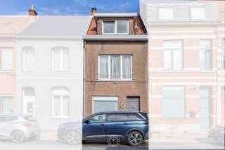 Deze te renoveren gesloten bebouwing is centraal gelegen in Sint-Niklaas en vormt de ideale opportuniteit voor wie op zoek is naar een woning...