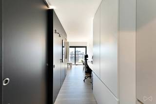 Deze instapklare studio bevindt zich op de vijfde en hoogste verdieping van Residentie Wales, gelegen aan de Prosper Poulletlaan in Leuven. De studio is rustig gelegen aan de achterzijde van het gebouw en geniet daardoor van extra privacy en een aangename, stille woonomgeving. Dankzij deze centrale ligging woont u op wandel- en fietsafstand van het bruisende stadscentrum, verschillende campussen, openbaar vervoer, winkels en tal van horecazaken. De studio vormt daardoor de perfecte uitvalsbasis voor een studerend kind of een interessante investering met sterk verhuurpotentieel.<br /><br />De studio werd volledig gerenoveerd in 2017 en is sindsdien instapklaar en goed onderhouden. De recente vernieuwing zorgt voor een hedendaagse afwerking en een praktische indeling. Door de ligging op de hoogste verdieping geniet u hier bovendien van extra rust, veel natuurlijk licht en een open gevoel. De leefruimte is lichtrijk en sluit aan op een functionele keuken en een badkamer met alle nodige comfort. Daarnaast is er een ventilatiesysteem aanwezig, wat bijdraagt aan een gezond en aangenaam binnenklimaat.<br /><br />Residentie Wales biedt haar bewoners ook toegang tot een gemeenschappelijke tuin, een groene plek om te ontspannen midden in de stad. De uitstekende bereikbaarheid en de nabijheid van universiteiten, hogescholen en het centrum van Leuven maken deze locatie bijzonder gegeerd.