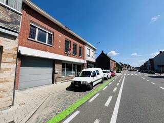 DIT VEELZIJDIGE PAND COMBINEERT EEN COMMERCIËLE RUIMTE MET EEN RUIME WOONGELEGENHEID, IDEAAL VOOR WIE WONEN EN WERKEN WIL COMBINEREN OF ZOEKT NAAR...