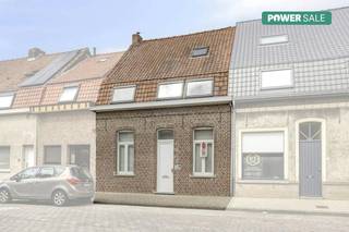 De woning bevindt zich in Stasegem op een boogscheut van het Provinciedomein De Gavers, de Leie, diverse horecazaken, winkels en supermarkten. Daarnaast zijn scholen en crèches vlakbij, wat dit huis bijzonder aantrekkelijk maakt voor gezinnen. Dankzij de vlotte verbinding richting Kortrijk, Waregem en de E17 geniet je ook van een uitstekende bereikbaarheid.INDELING:Gelijkvloers:- Inkomhal - Lichtrijke leefruimte - Geïnstalleerde keuken - Polyvalente ruimte (ideaal als bureau, praktijkruimte of speelkamer voor de kinderen)- Praktische bergruimte met aansluitende garage- Ruime tuin met uitweg en carport- Kelder Eerste verdiep:- Badkamer uitgerust met lavabo, ligbad/douche en toilet- 3 ruime slaapkamers Tweede verdiep: - 4de slaapkamer- Grote zolderruimteTroeven van deze woning: - Conforme elektrische installatie - Centrale ligging in Stasegem- 4 volwaardige slaapkamersWenst u meer info over deze woning of wenst u een bezoek ter plaatse?Contacteer Alissia Dewitte (0472 18 64 21 - alissia.dewitte@dewaele.com)